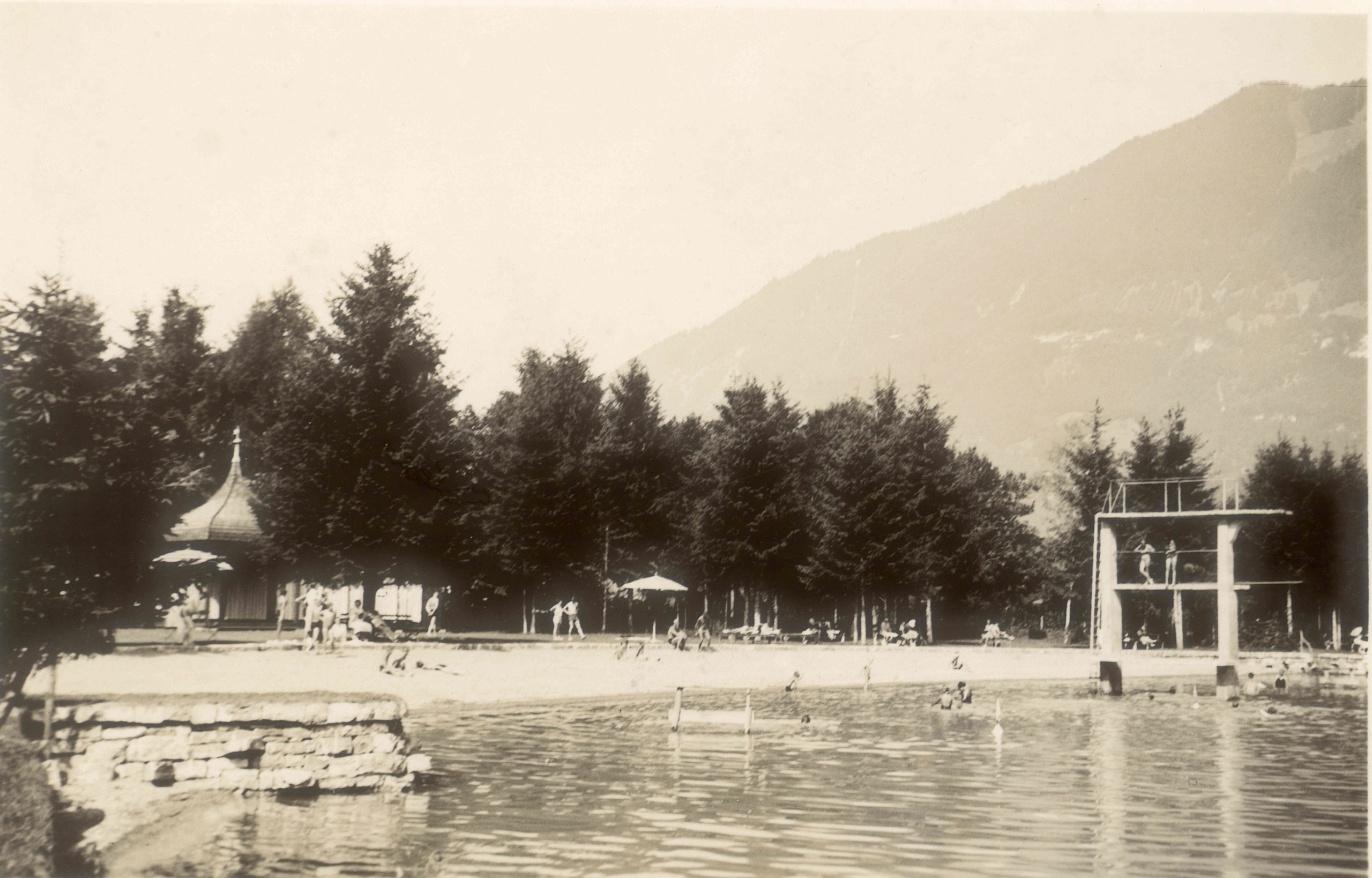 Plage de Boningen sur le lac de Brienz en 1938